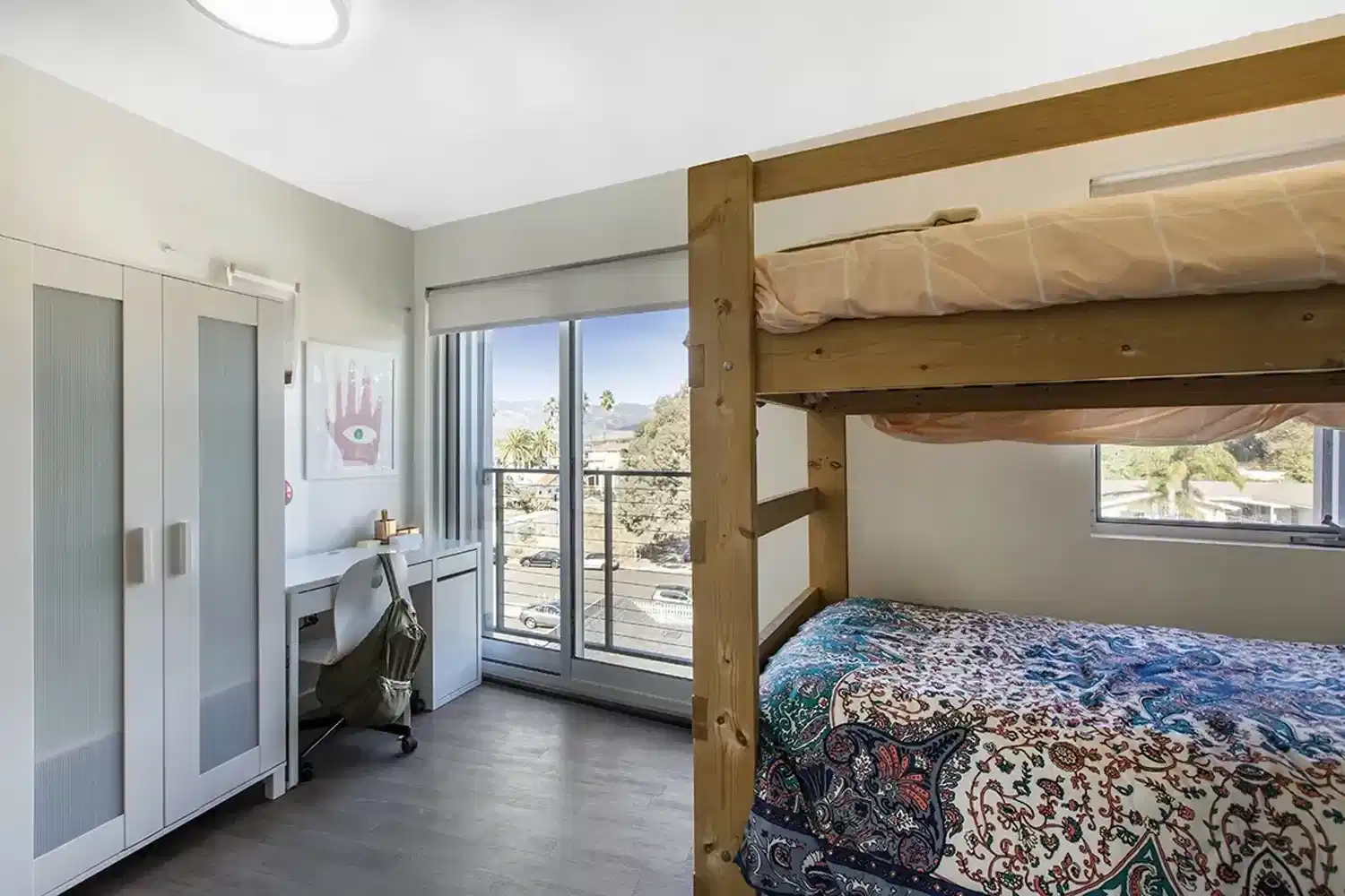 Amenities?w=400&h=260&fit=crop&q=40&auto=format&trim=auto