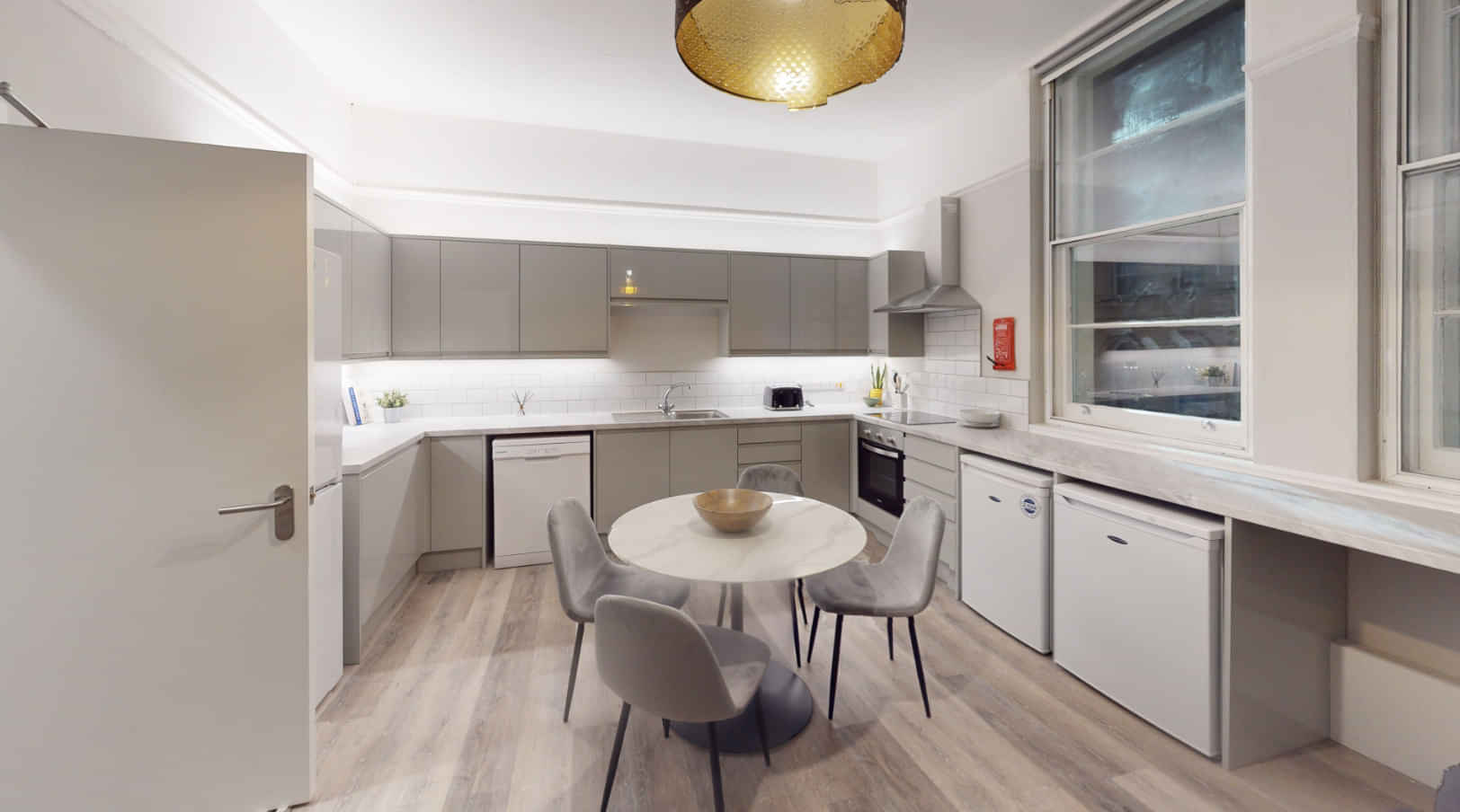 Bedroom?w=400&h=260&fit=crop&q=40&auto=format&trim=auto