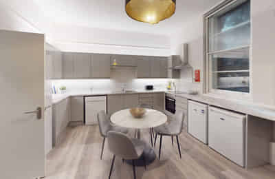 Bedroom?w=400&h=260&fit=crop&q=40&auto=format&trim=auto
