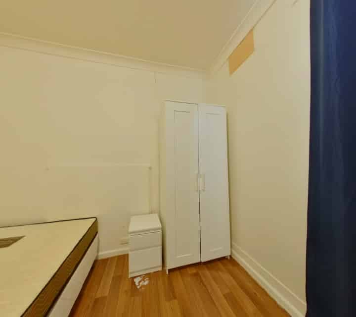 Exterior?w=400&h=260&fit=crop&q=40&auto=format&trim=auto