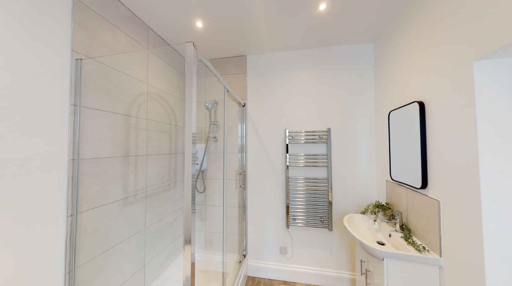 Room in a 12 Bedroom Apartment, Whiteladies Rd, Clifton, Bristol BS8 2QN - Bristol, England, United Kingdom - Bedroom 6 Silver - Bathroom