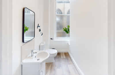 Bedroom 1 Silver - Bathroom?w=400&h=260&fit=crop&q=40&auto=format&trim=auto