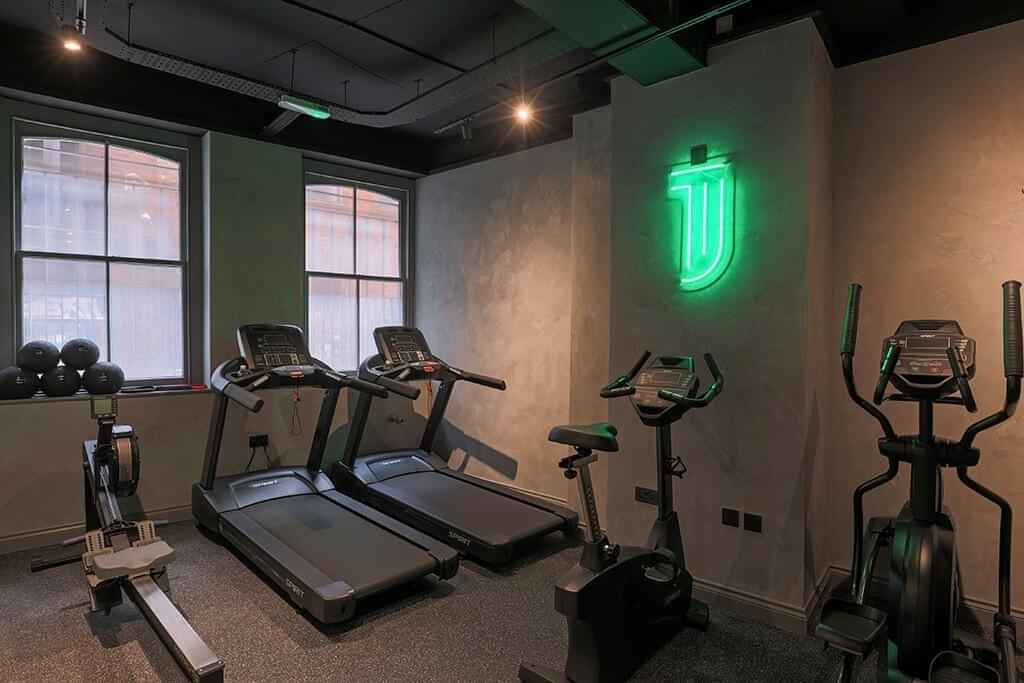 Exterior?w=400&h=260&fit=crop&q=40&auto=format&trim=auto