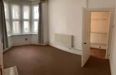 Common Area?w=400&h=260&fit=crop&q=40&auto=format&trim=auto