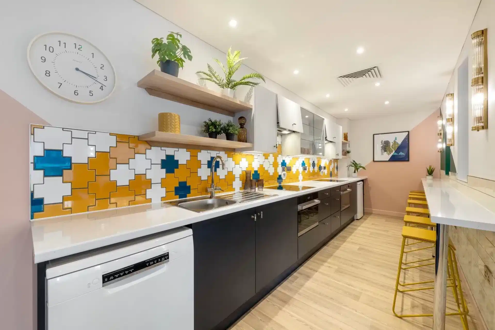 Common Area?w=400&h=260&fit=crop&q=40&auto=format&trim=auto