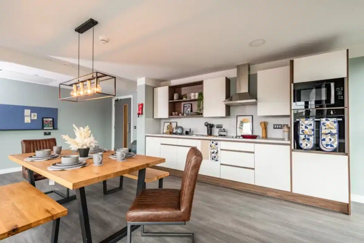 Amenities?w=400&h=260&fit=crop&q=40&auto=format&trim=auto