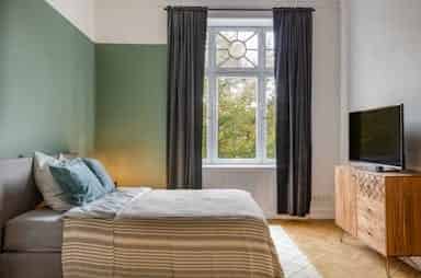 Exterior?w=400&h=260&fit=crop&q=40&auto=format&trim=auto