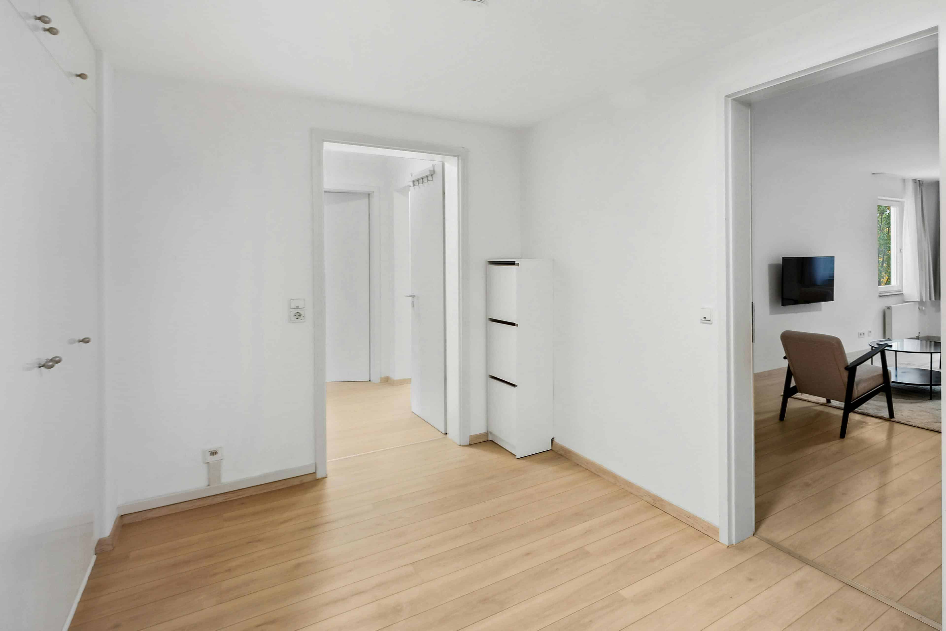 Exterior?w=400&h=260&fit=crop&q=40&auto=format&trim=auto