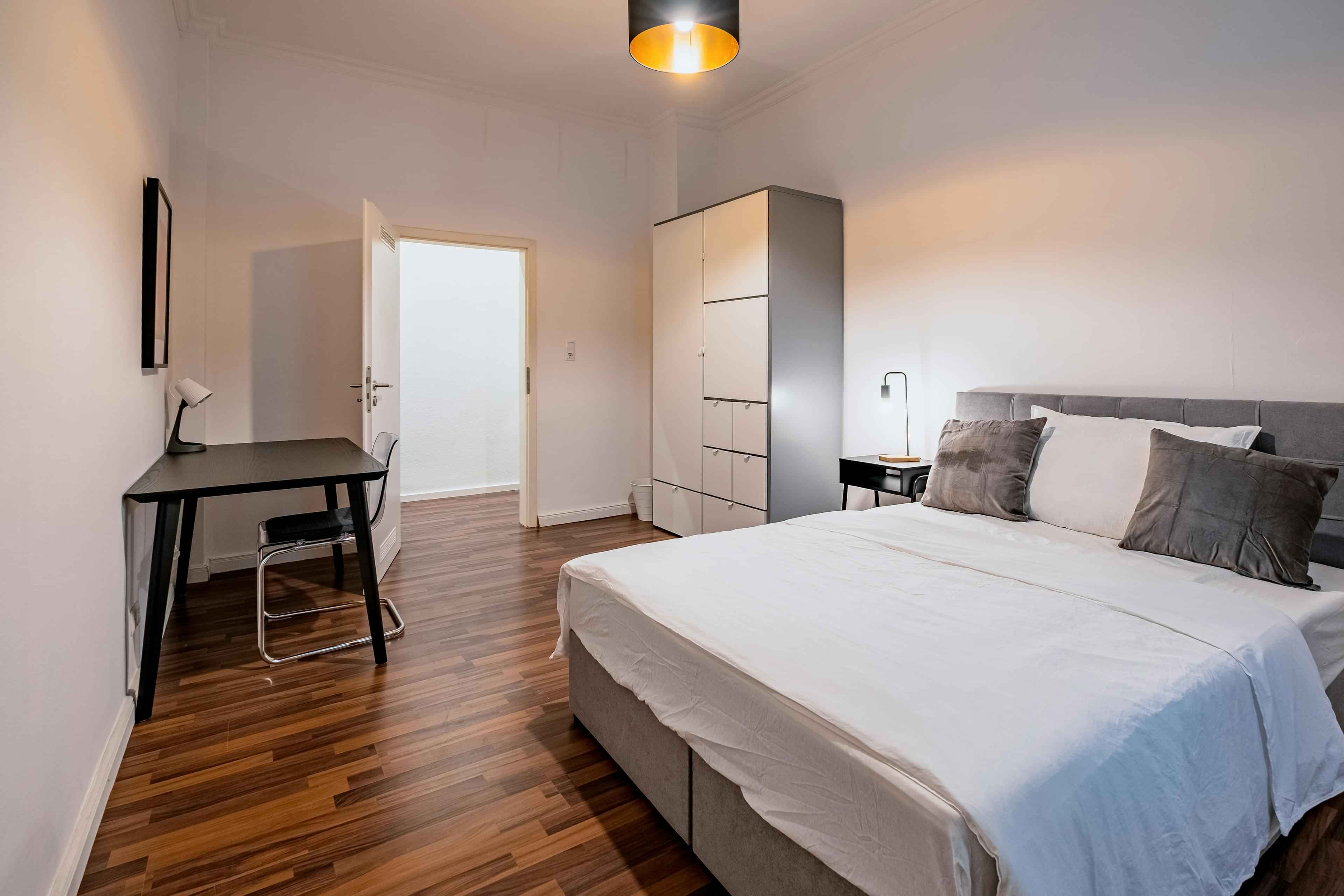 Common Area?w=400&h=260&fit=crop&q=40&auto=format&trim=auto