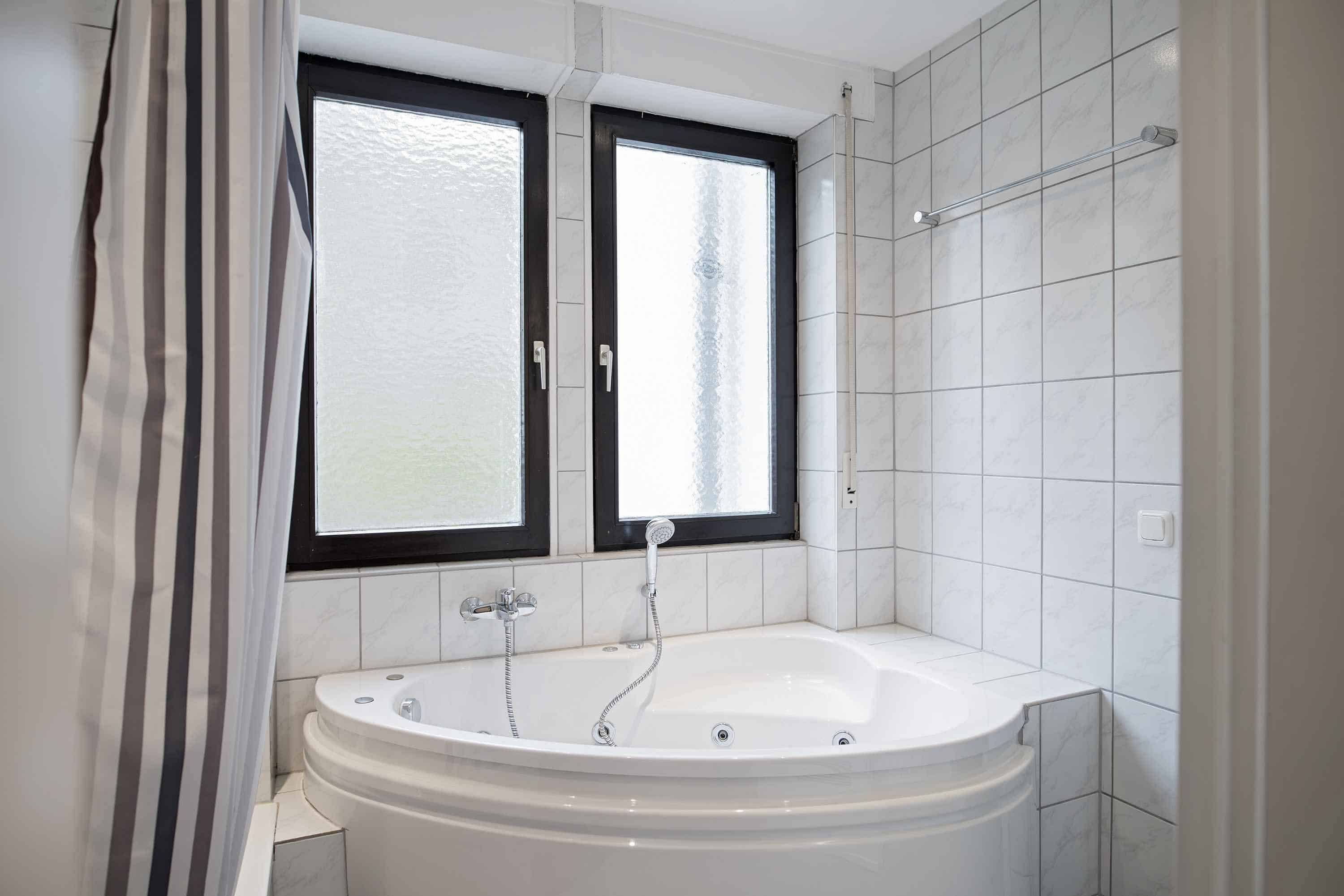 Kitchen?w=400&h=260&fit=crop&q=40&auto=format&trim=auto