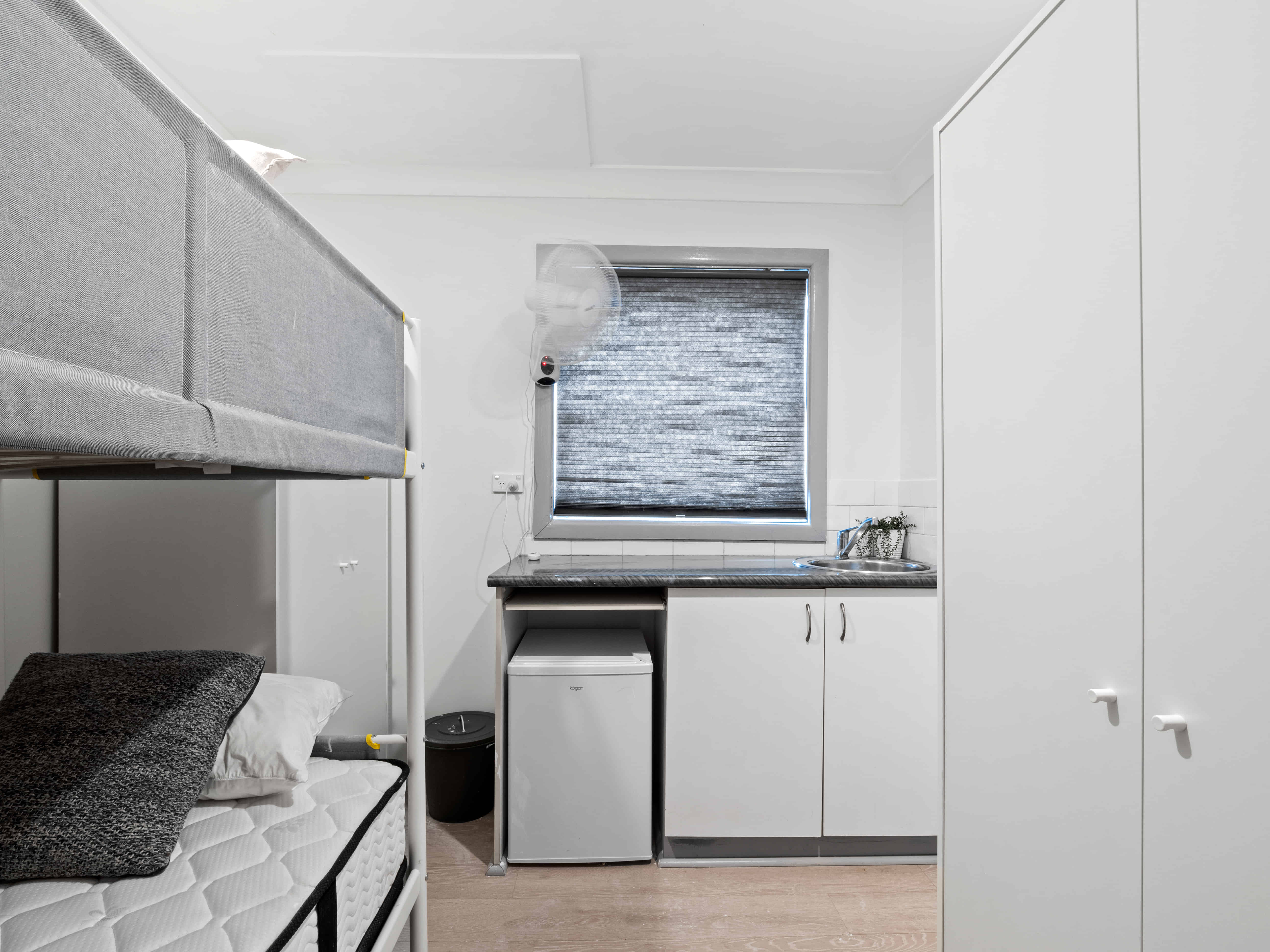 Exterior?w=400&h=260&fit=crop&q=40&auto=format&trim=auto