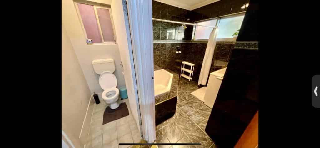 Bedroom?w=400&h=260&fit=crop&q=40&auto=format&trim=auto