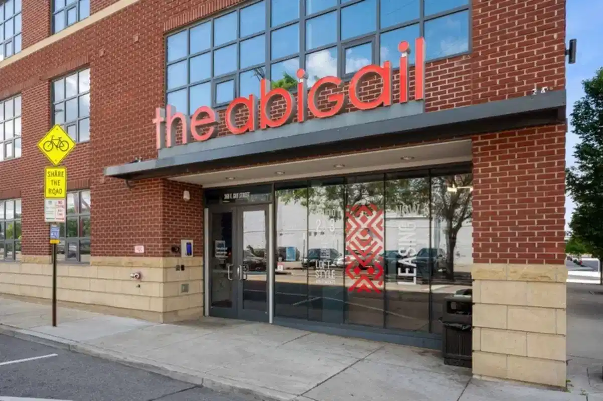 Exterior?w=400&h=260&fit=crop&q=40&auto=format&trim=auto