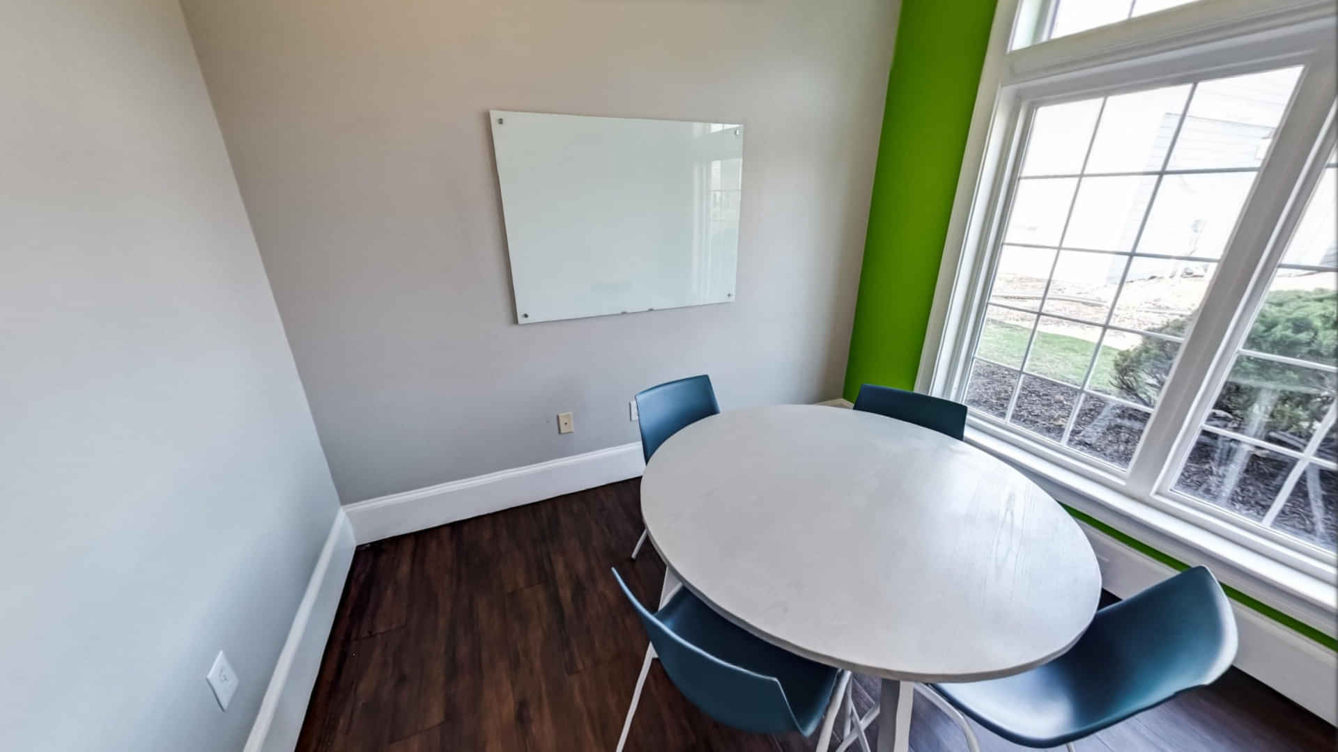 Amenities?w=400&h=260&fit=crop&q=40&auto=format&trim=auto