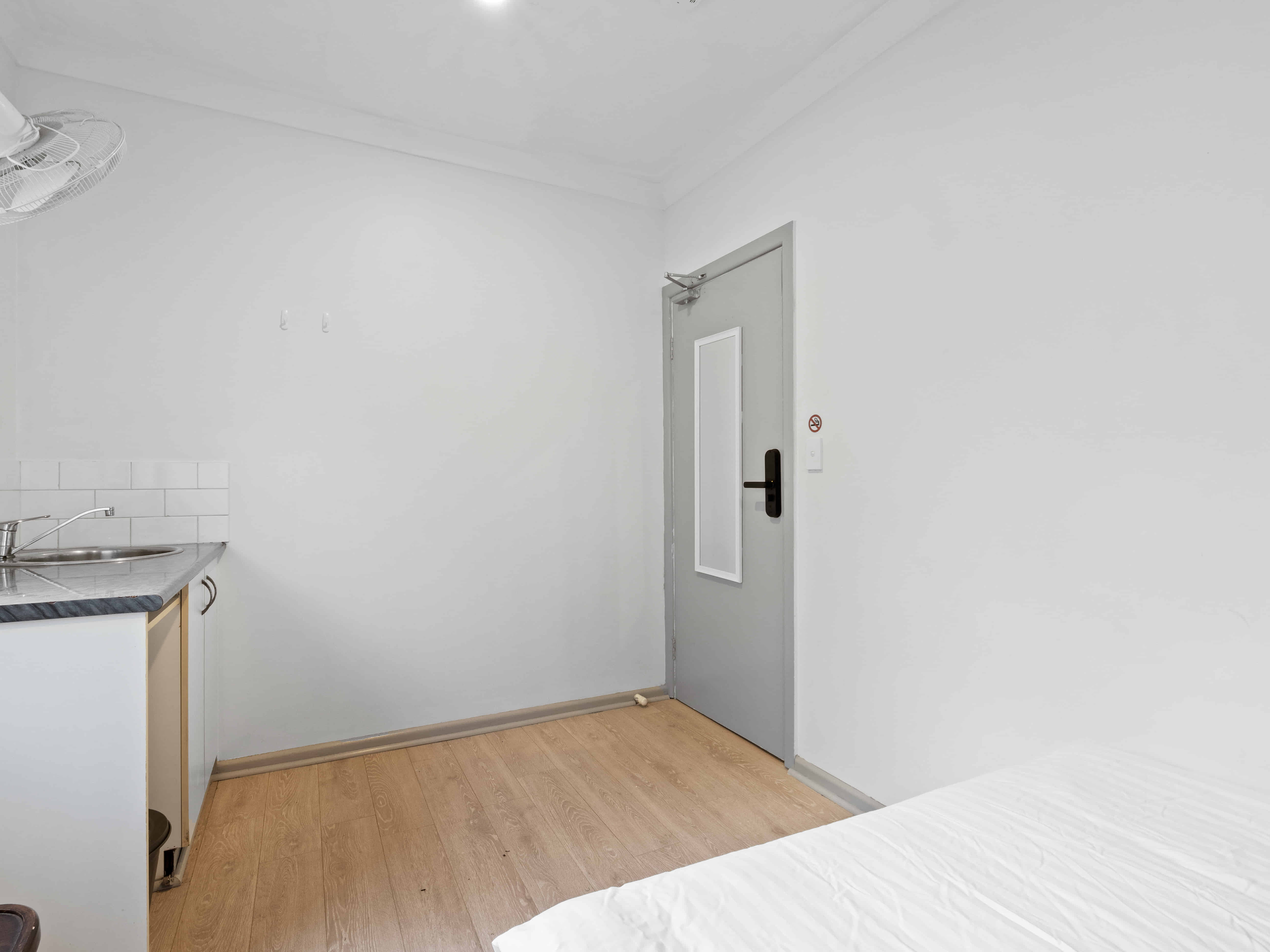 Exterior?w=400&h=260&fit=crop&q=40&auto=format&trim=auto