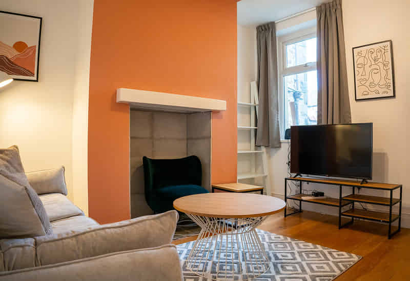 Bedroom 1 - Amenities?w=400&h=260&fit=crop&q=40&auto=format&trim=auto