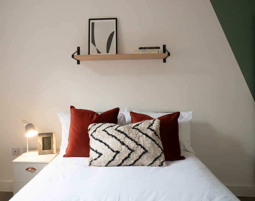 Bedroom 1 - Amenities?w=400&h=260&fit=crop&q=40&auto=format&trim=auto