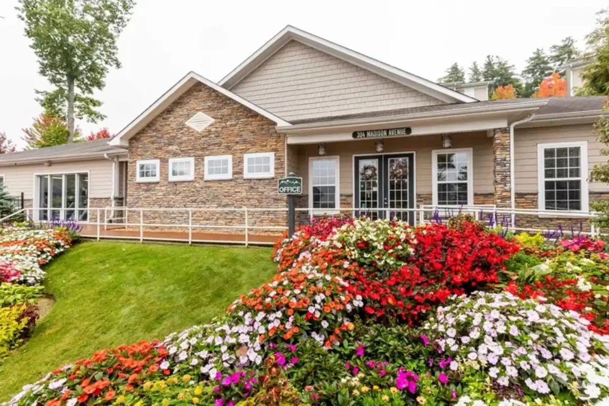 Bathroom?w=400&h=260&fit=crop&q=40&auto=format&trim=auto