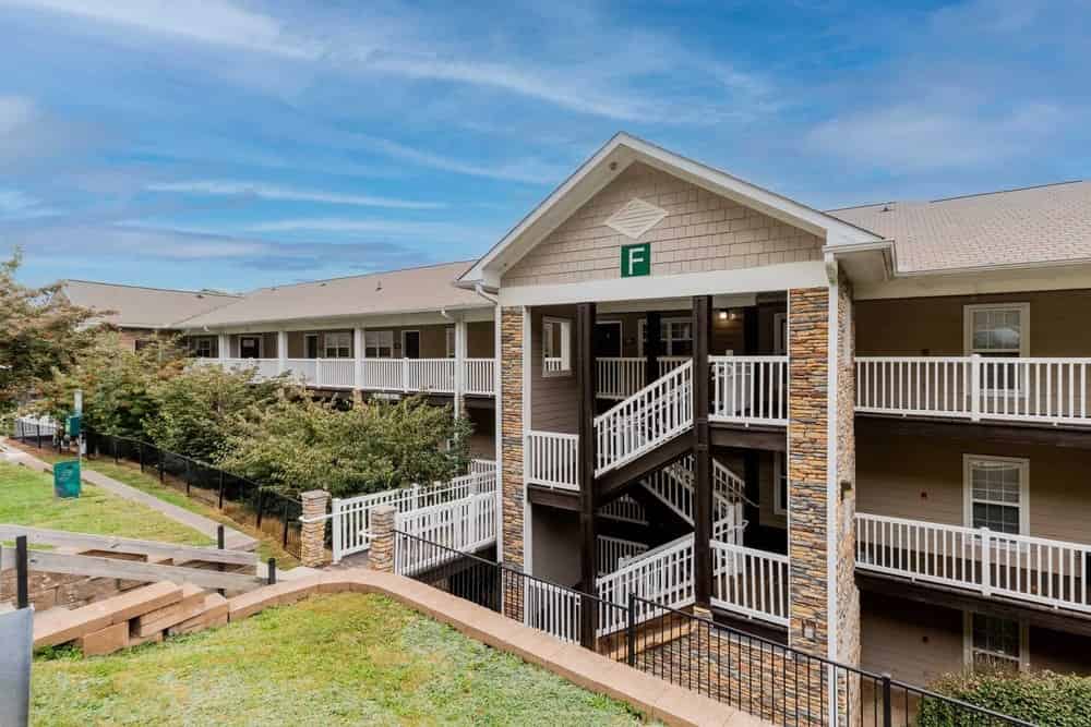 Exterior?w=400&h=260&fit=crop&q=40&auto=format&trim=auto