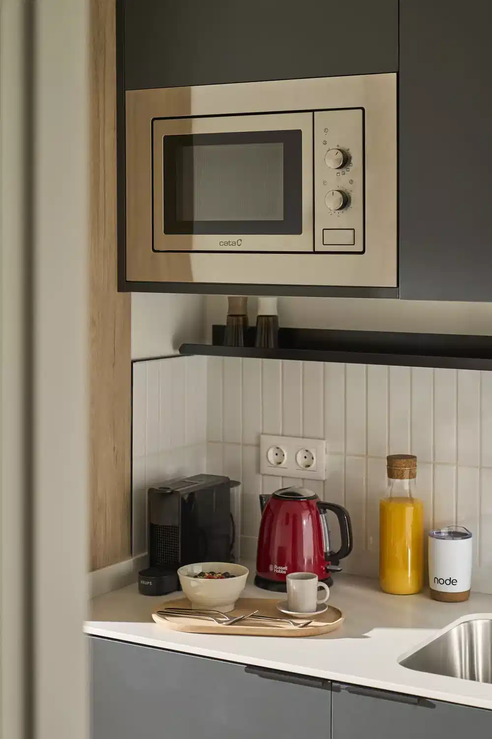 Exterior?w=400&h=260&fit=crop&q=40&auto=format&trim=auto