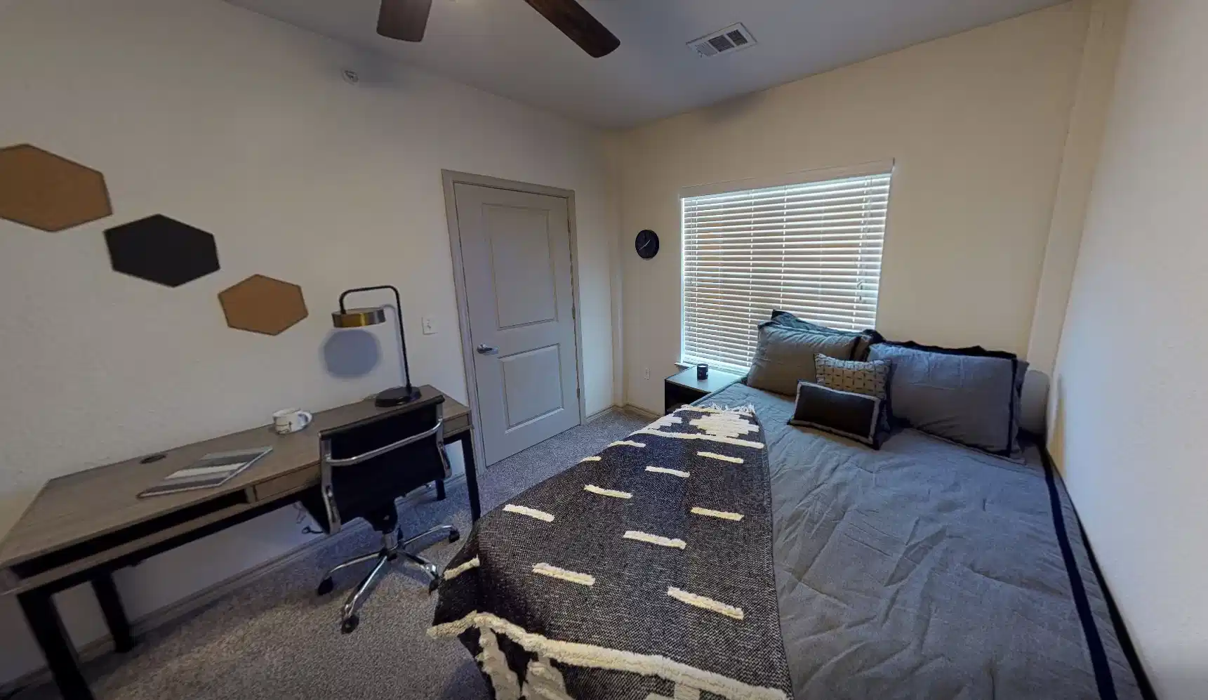 Exterior?w=400&h=260&fit=crop&q=40&auto=format&trim=auto