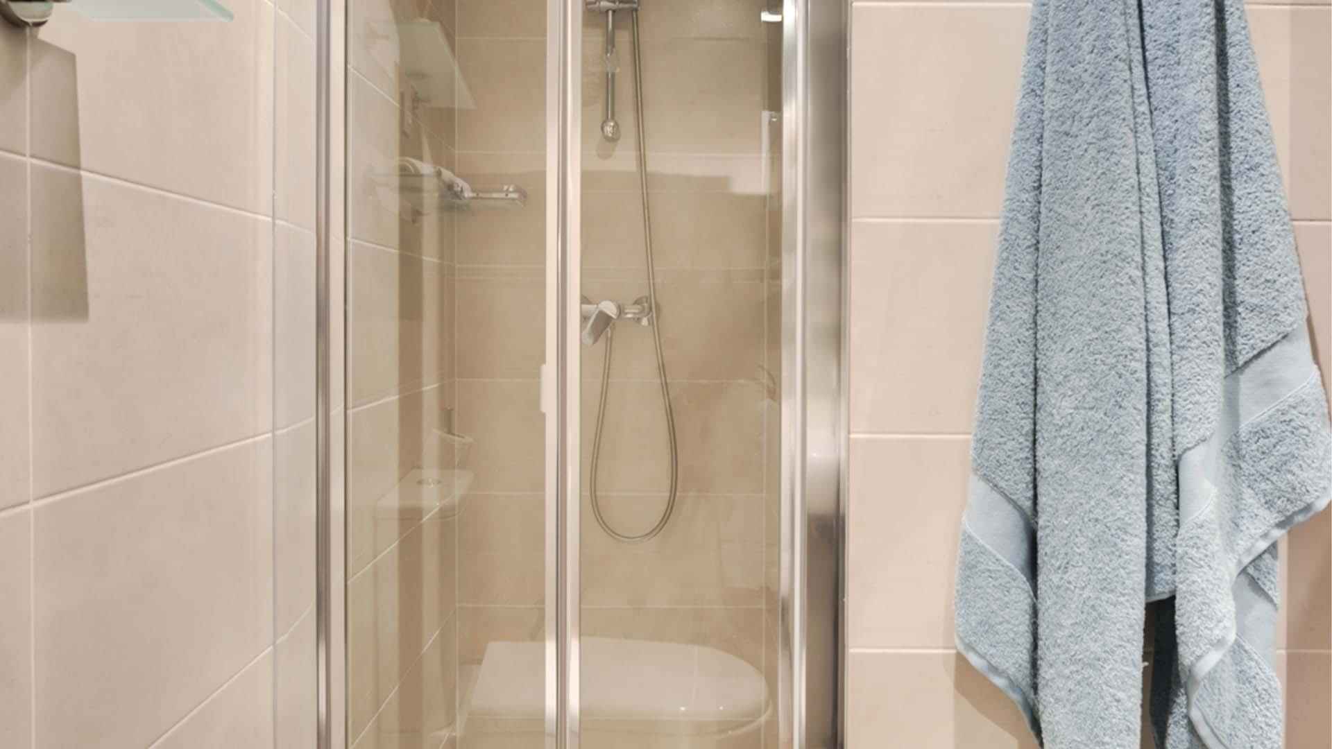 Common Area?w=400&h=260&fit=crop&q=40&auto=format&trim=auto