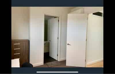 Bathroom?w=400&h=260&fit=crop&q=40&auto=format&trim=auto