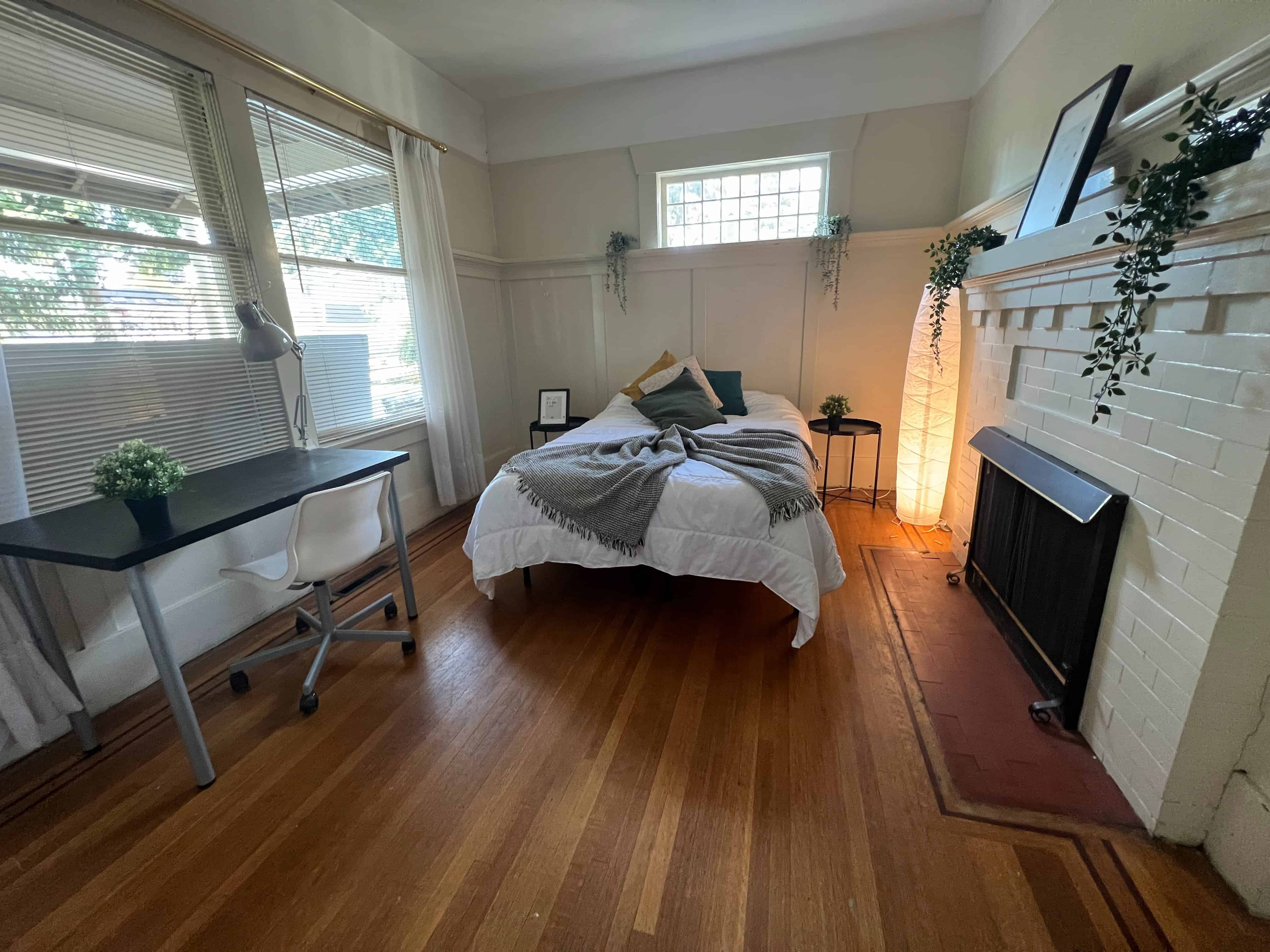 Van Gogh Room - Amenities?w=400&h=260&fit=crop&q=40&auto=format&trim=auto