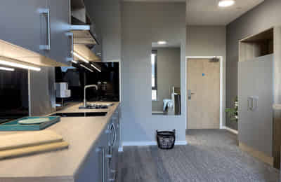 Common Area?w=400&h=260&fit=crop&q=40&auto=format&trim=auto