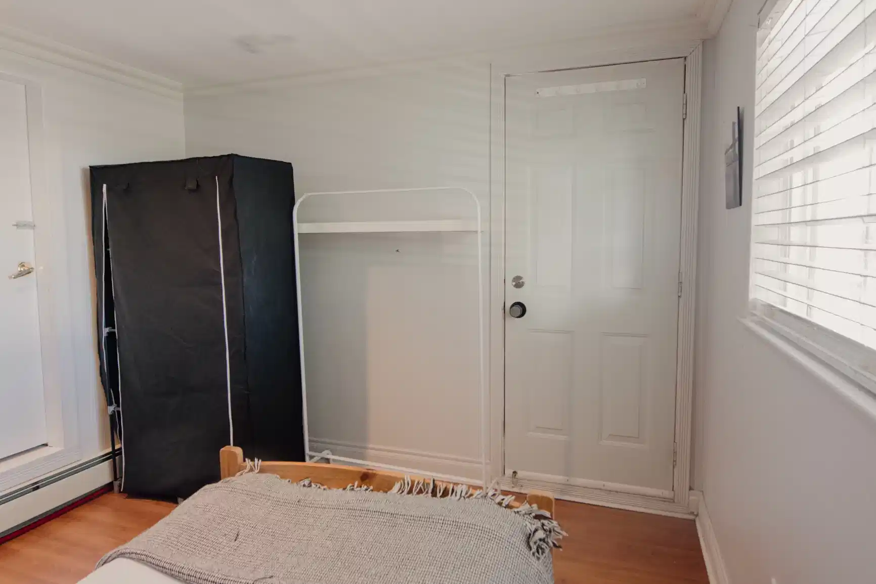 Bathroom?w=400&h=260&fit=crop&q=40&auto=format&trim=auto