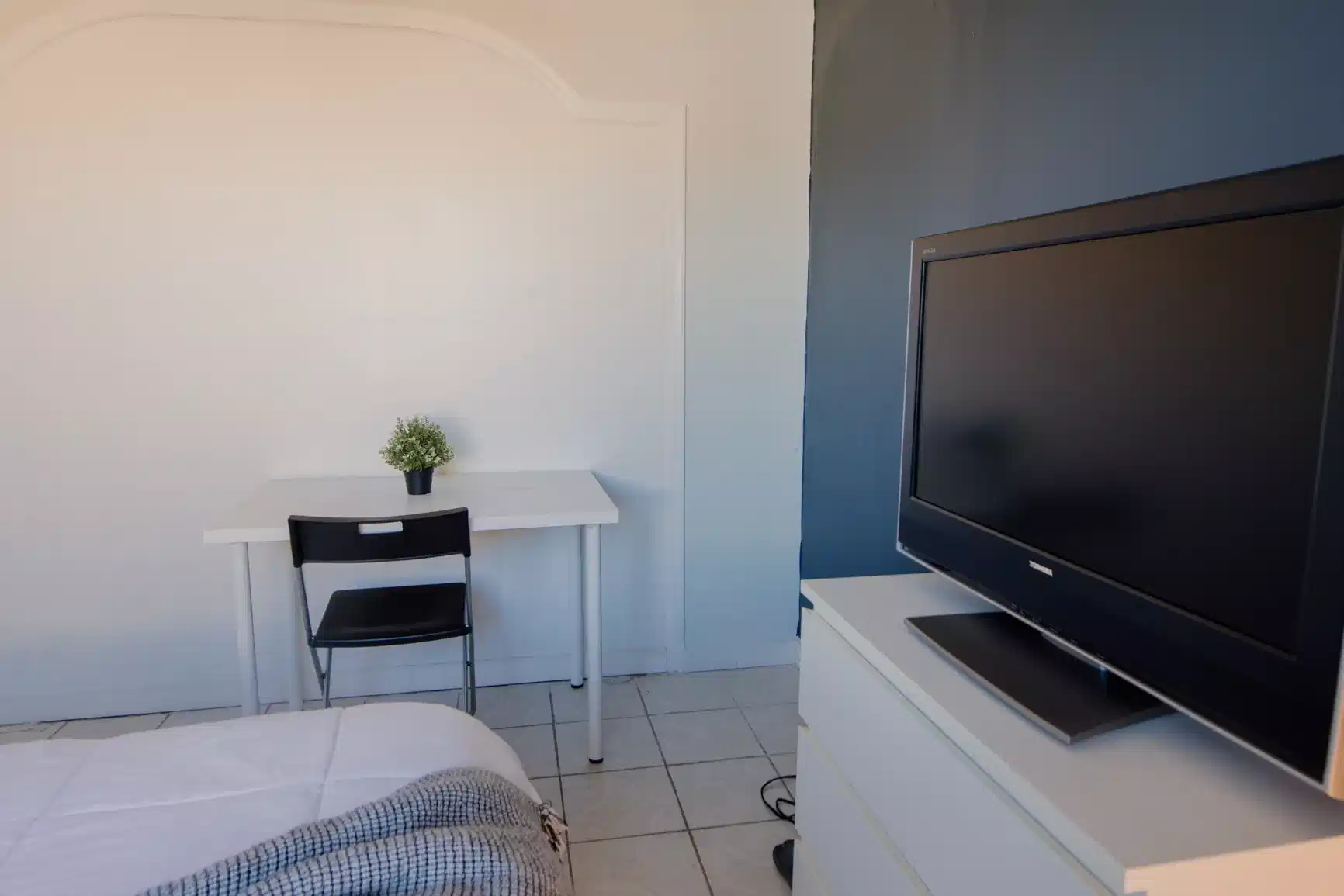 Bathroom?w=400&h=260&fit=crop&q=40&auto=format&trim=auto