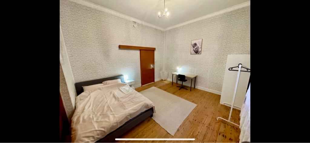 Bedroom 5 - Bathroom?w=400&h=260&fit=crop&q=40&auto=format&trim=auto