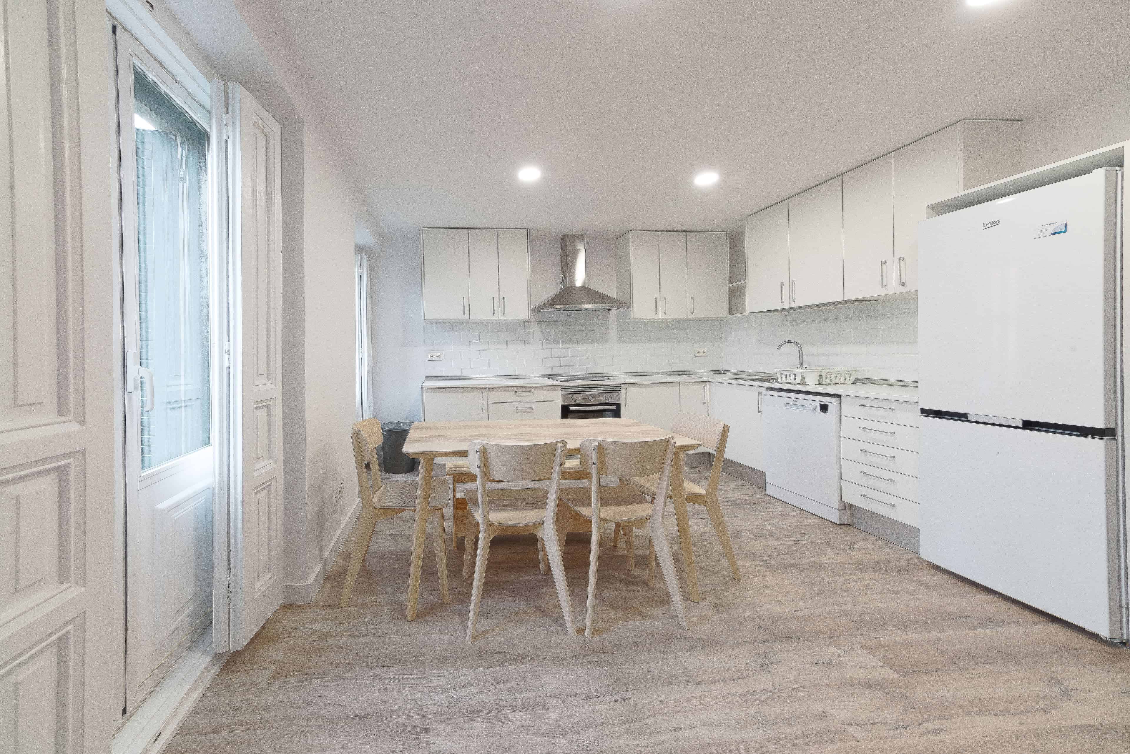 Common Area?w=400&h=260&fit=crop&q=40&auto=format&trim=auto