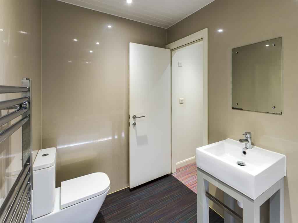 5 Bedroom 1 Bathroom - Bedroom?w=400&h=260&fit=crop&q=40&auto=format&trim=auto