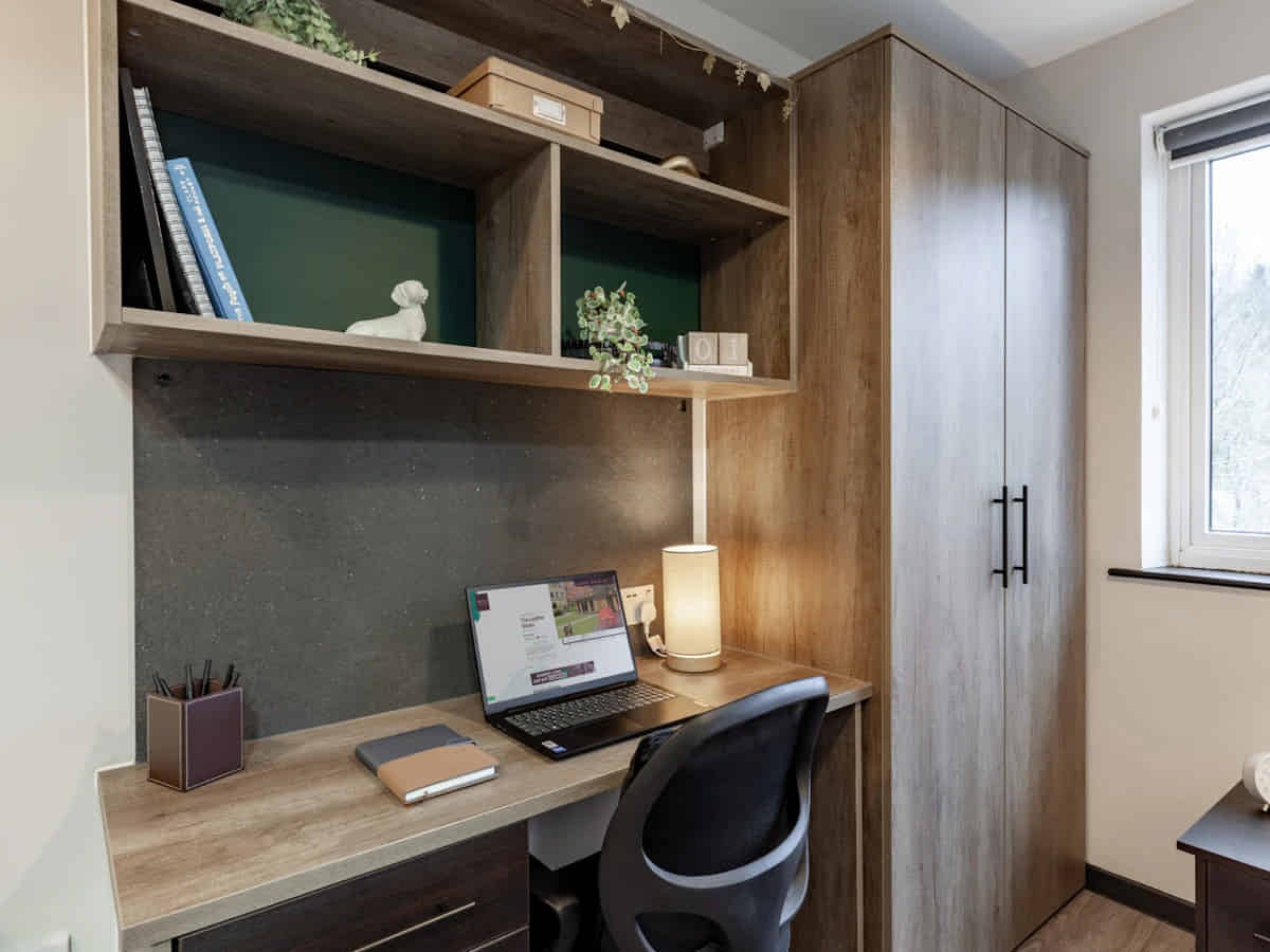 Common Area?w=400&h=260&fit=crop&q=40&auto=format&trim=auto