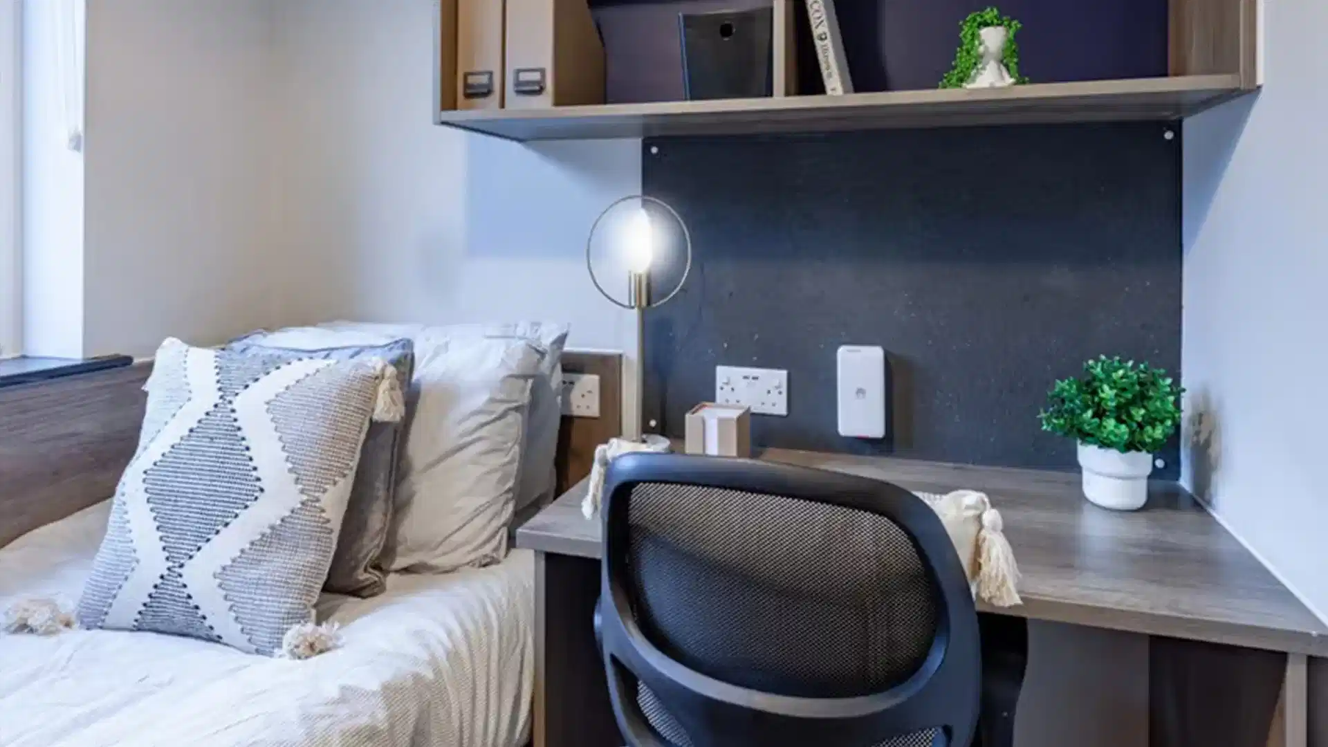 Common Area?w=400&h=260&fit=crop&q=40&auto=format&trim=auto