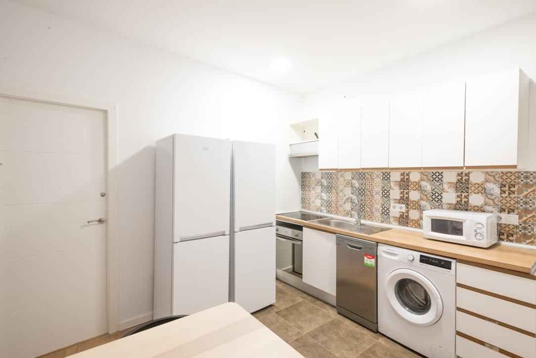 Plaza Tirso De Molina-Habyt, Madrid - Madrid, Spain - Kitchen