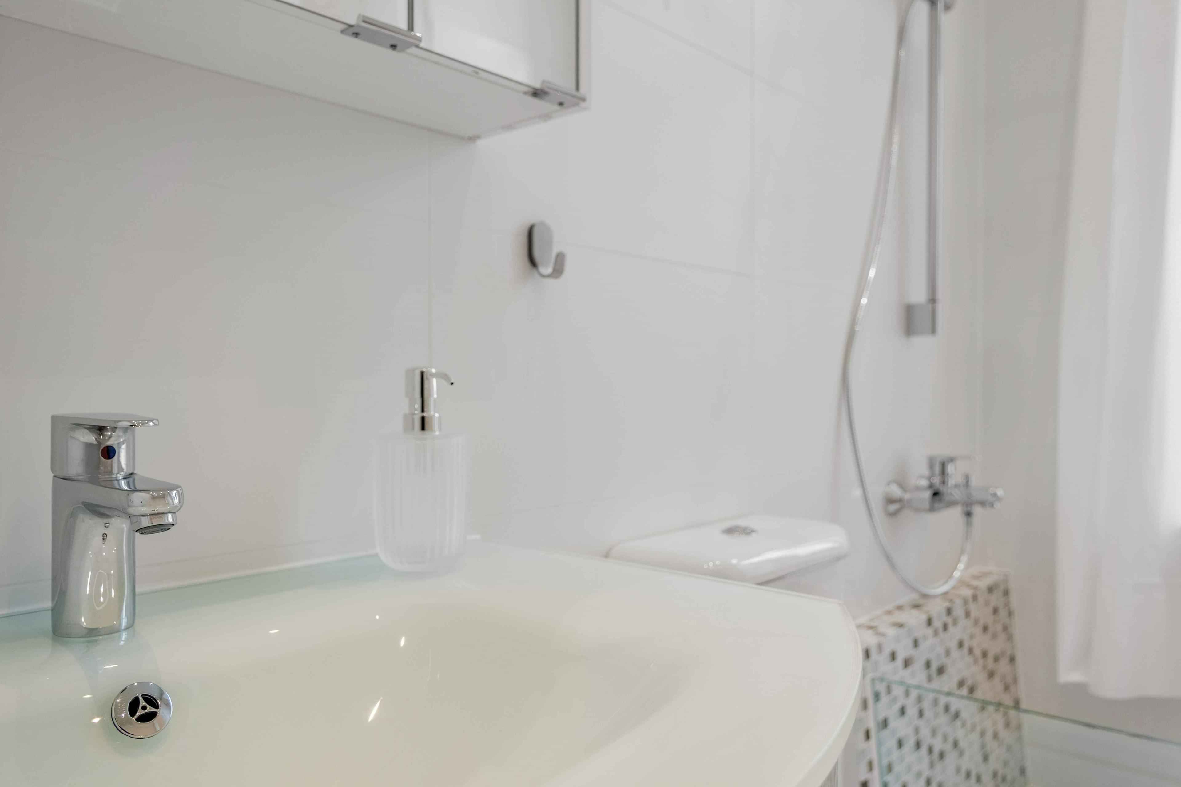 Kitchen?w=400&h=260&fit=crop&q=40&auto=format&trim=auto