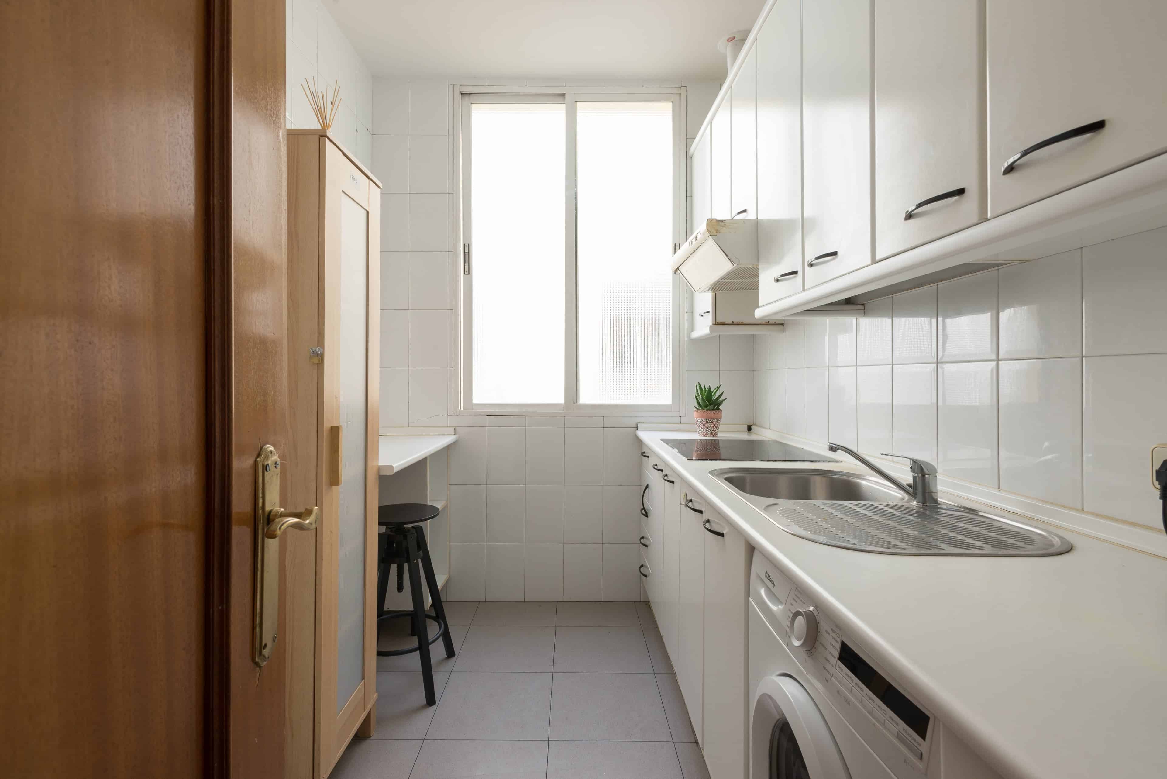 Kitchen?w=400&h=260&fit=crop&q=40&auto=format&trim=auto