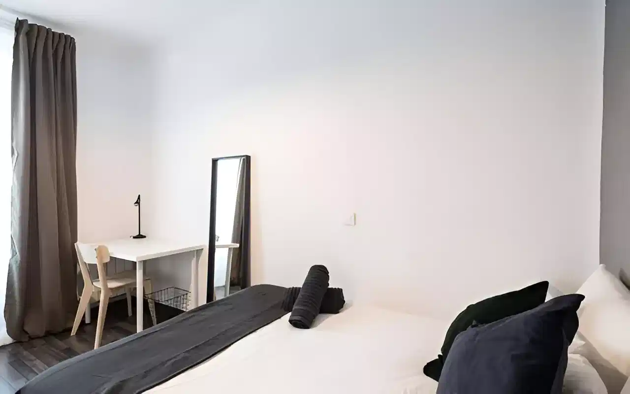 Bedroom?w=400&h=260&fit=crop&q=40&auto=format&trim=auto