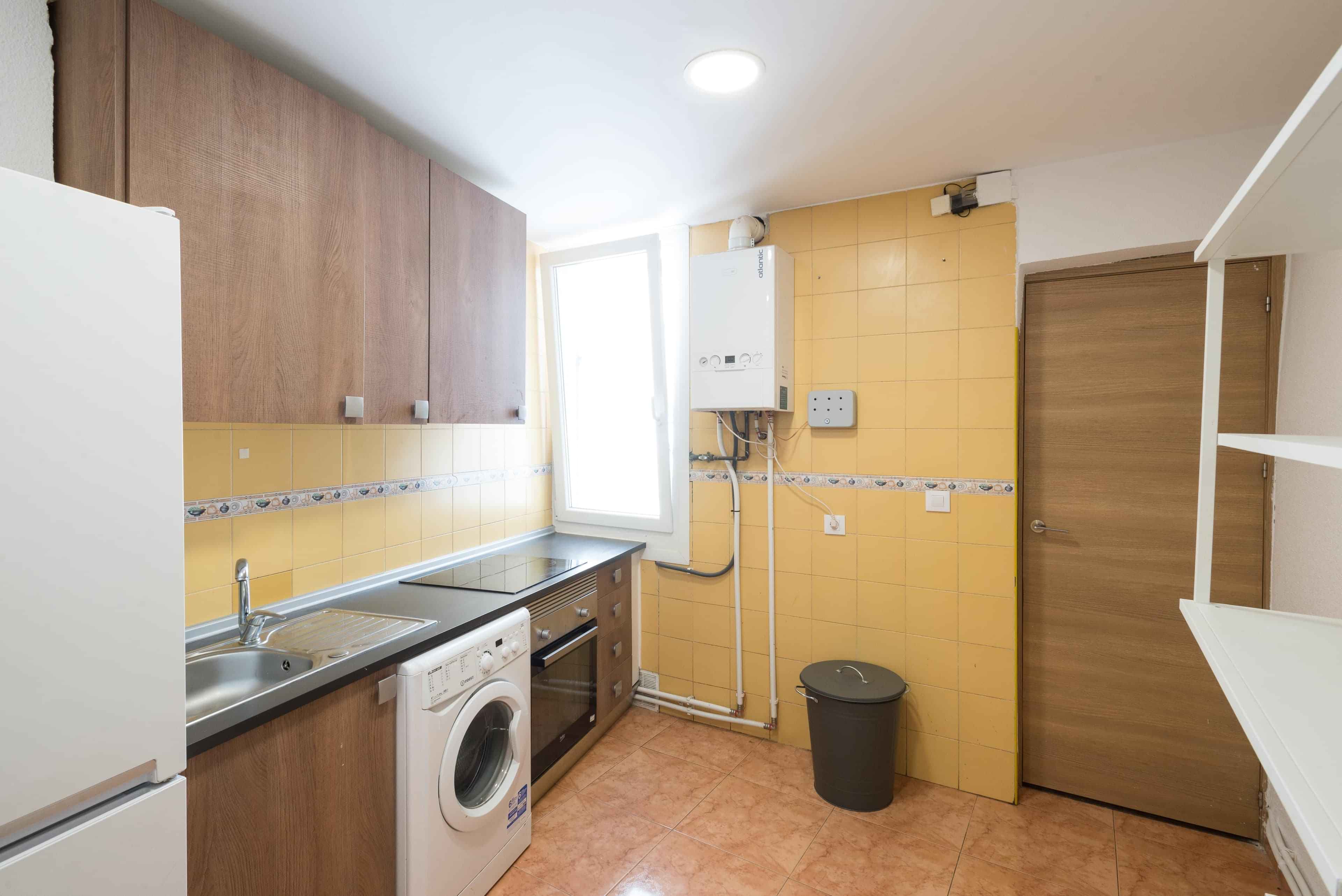 Calle Caños Del Peral 6 5 Der, Madrid - Madrid, Spain - Kitchen