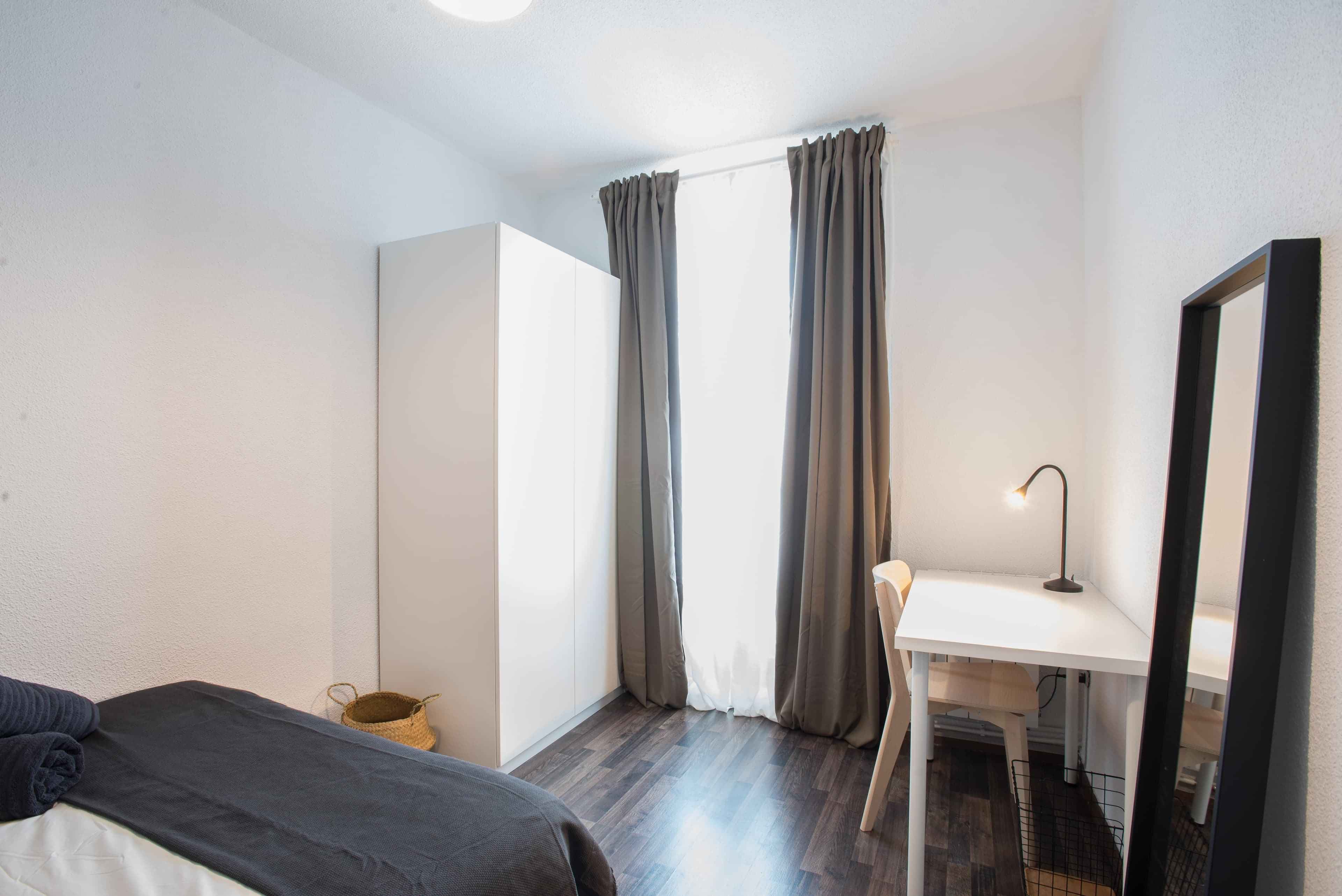 Bedroom?w=400&h=260&fit=crop&q=40&auto=format&trim=auto