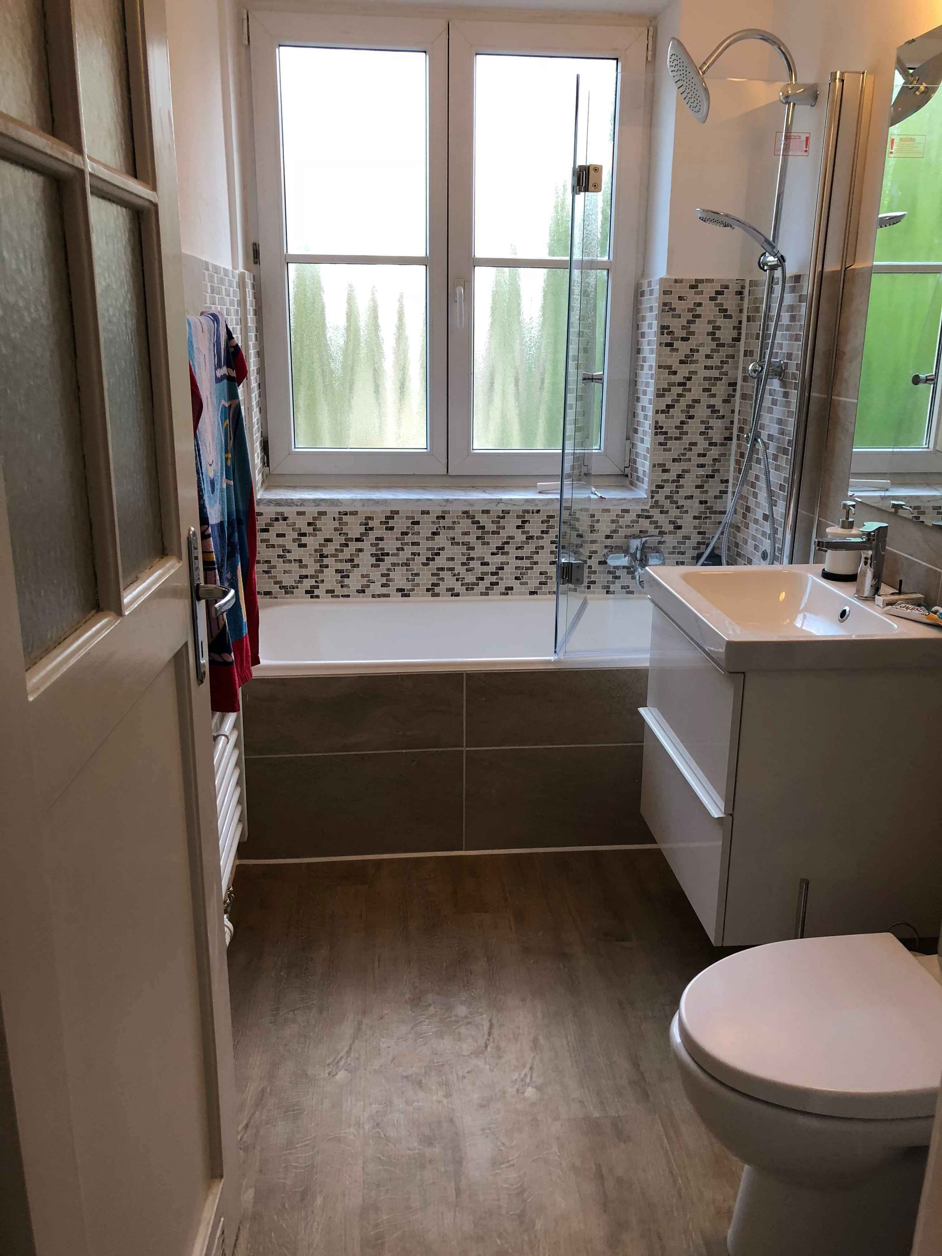 Exterior?w=400&h=260&fit=crop&q=40&auto=format&trim=auto