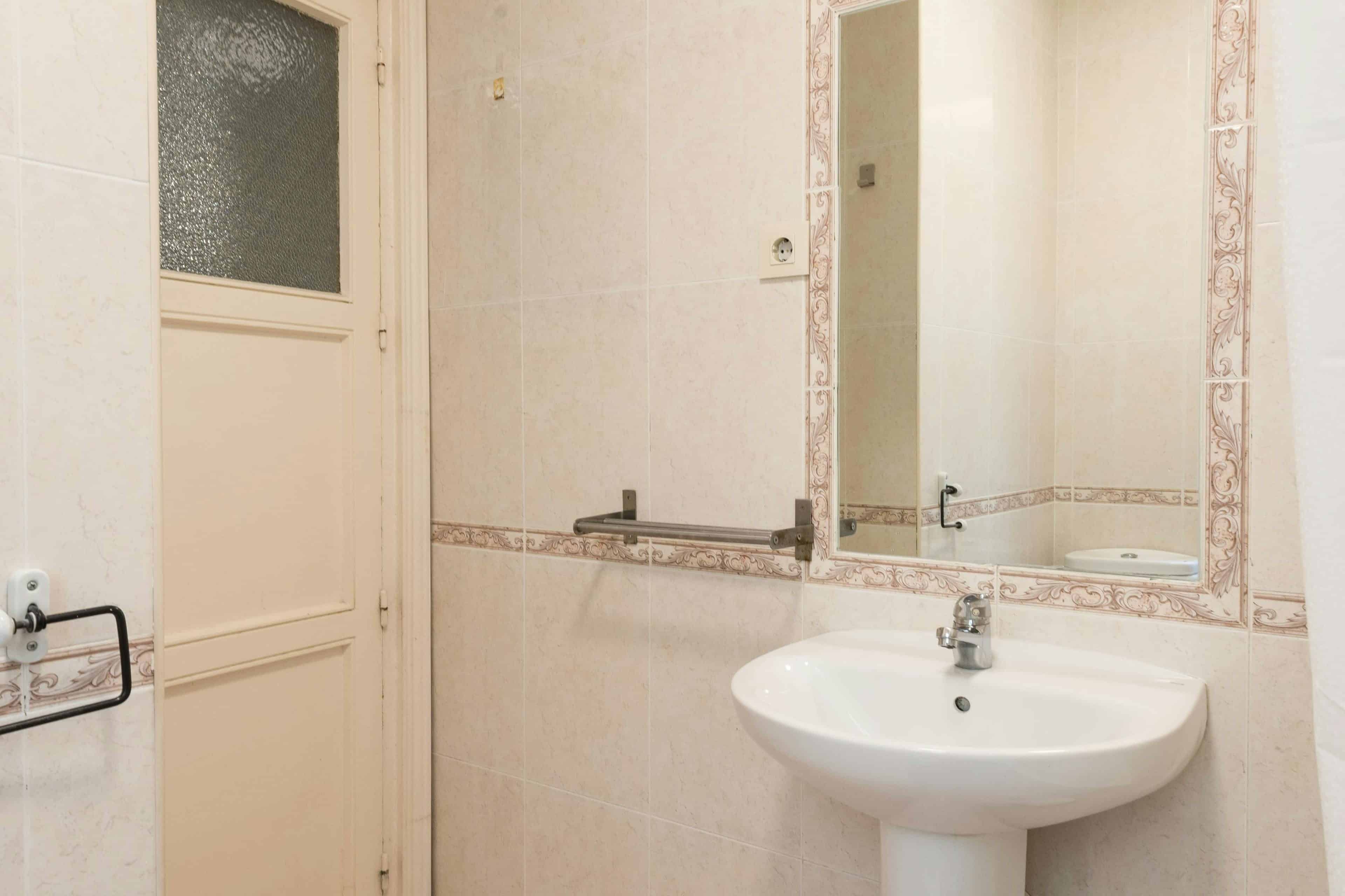 Calle Toledo 77 5º D Int, Madrid - Madrid, Spain - Room 2 - Bathroom