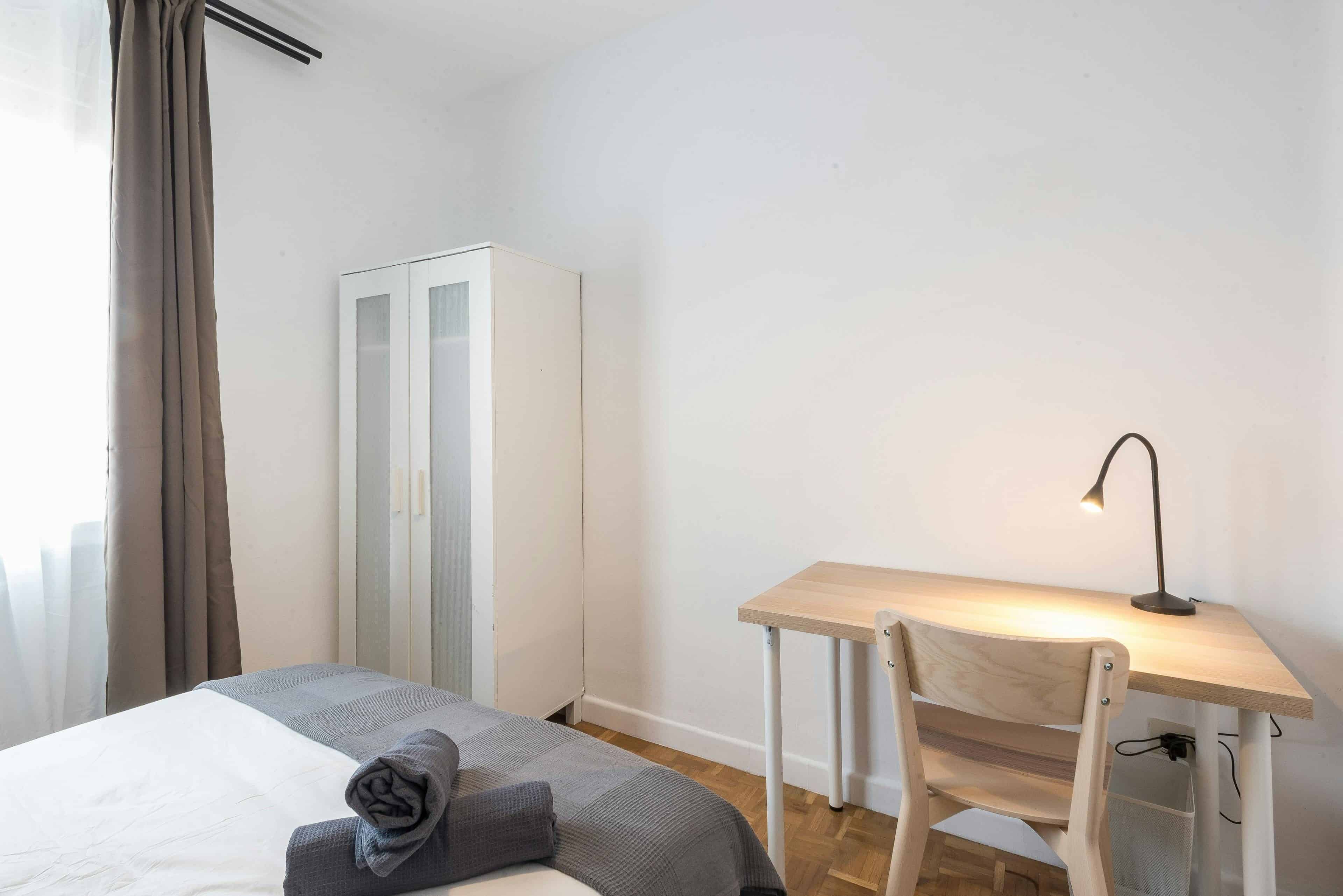 Room 2 - Bathroom?w=400&h=260&fit=crop&q=40&auto=format&trim=auto