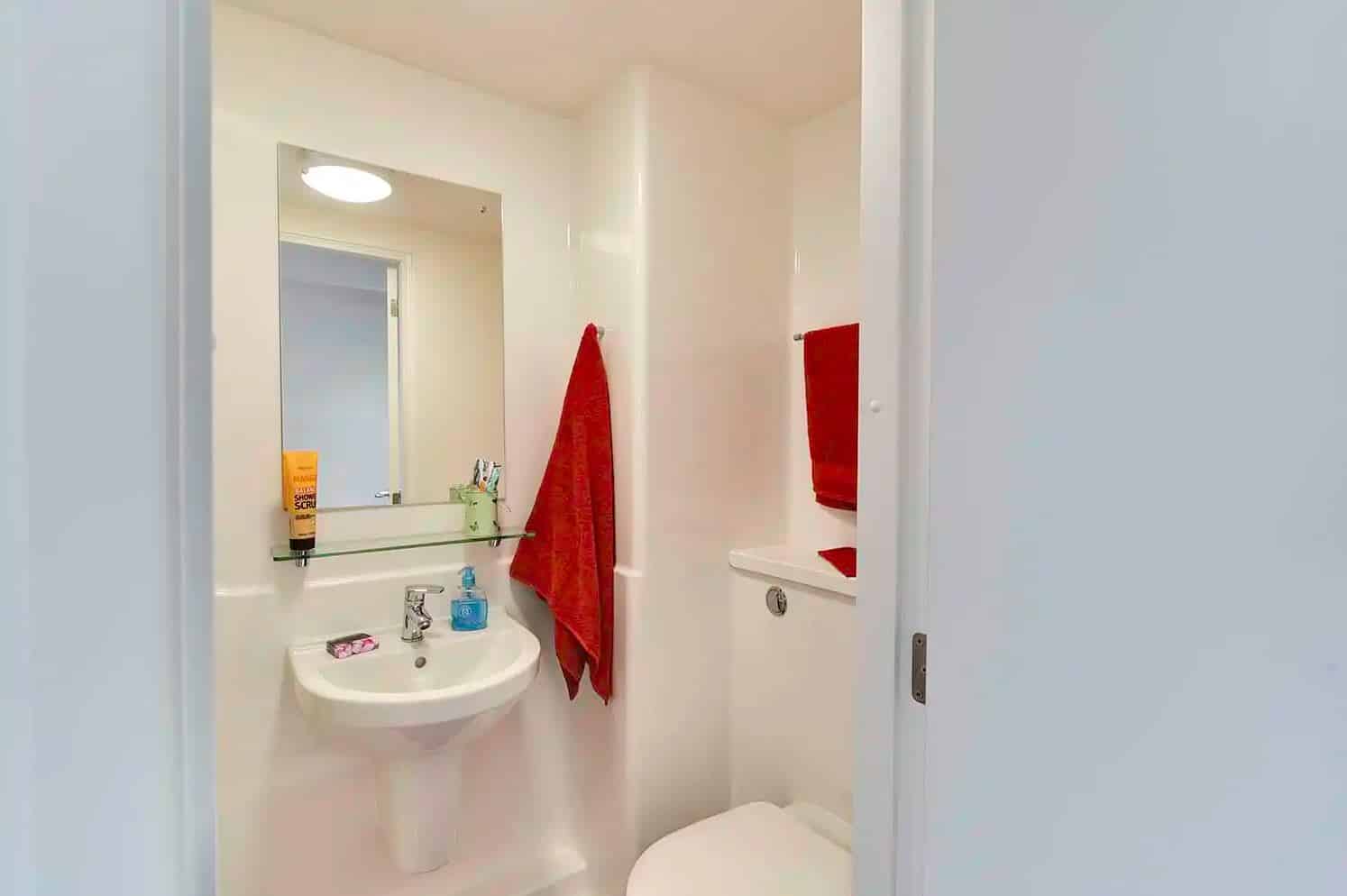 Amenities?w=400&h=260&fit=crop&q=40&auto=format&trim=auto