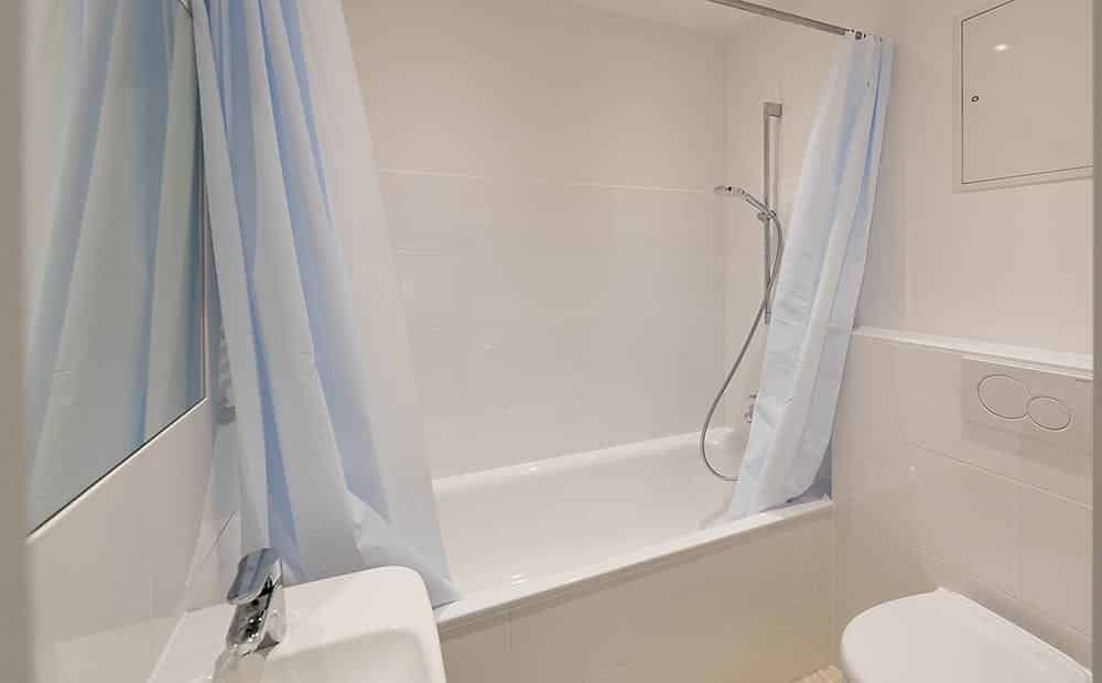 Leopoldstraße 105, Munich - Munich, Germany - Private Room (10 Sqm) - Bathroom