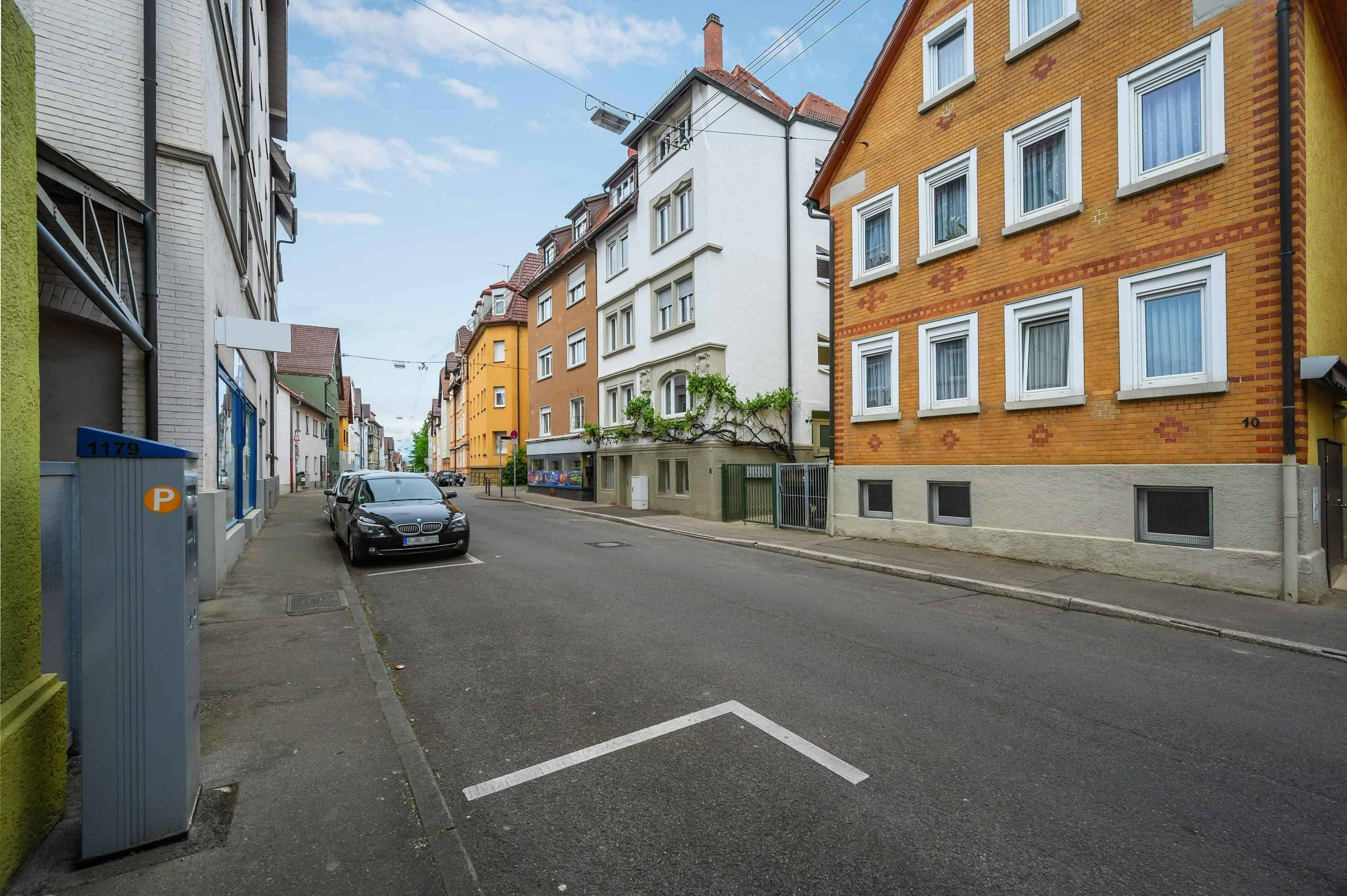 Exterior?w=400&h=260&fit=crop&q=40&auto=format&trim=auto