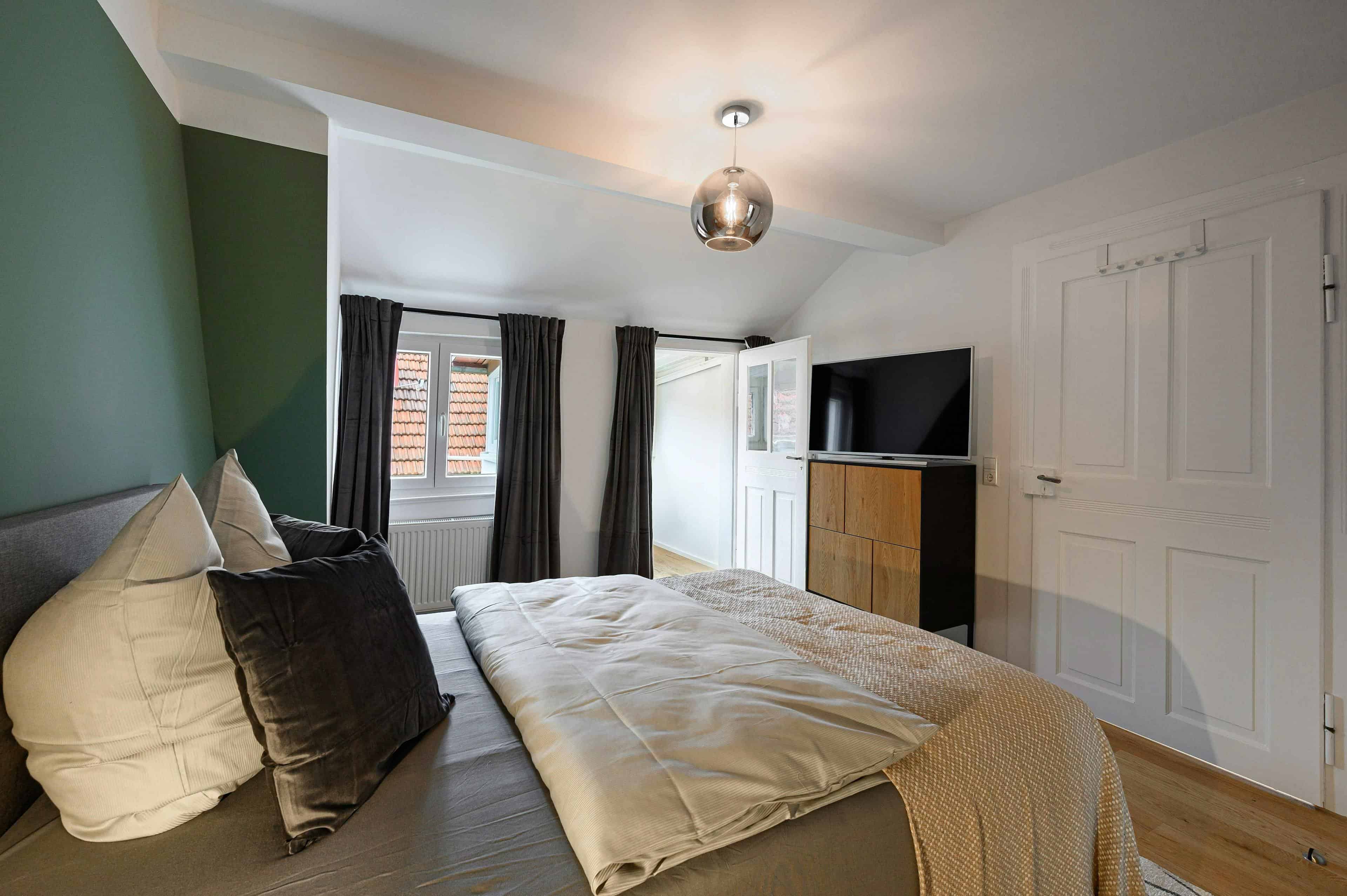 Exterior?w=400&h=260&fit=crop&q=40&auto=format&trim=auto