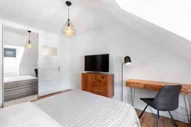 Exterior?w=400&h=260&fit=crop&q=40&auto=format&trim=auto